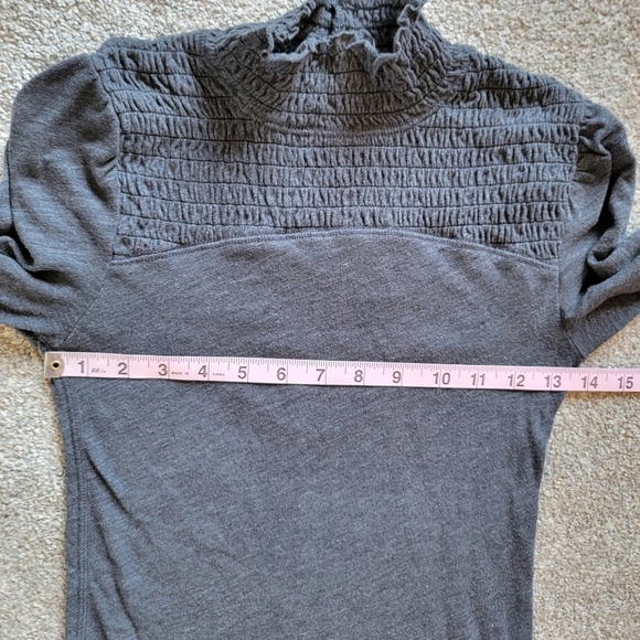 We The Free Free People Gray Long Sleeve Lightweight Ruched Ruffled Neck Top XS - Picture 6 of 8